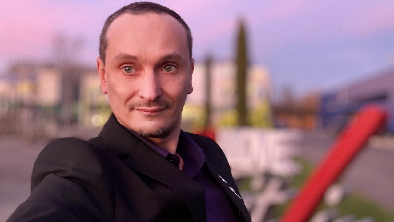 Артур на фоне города